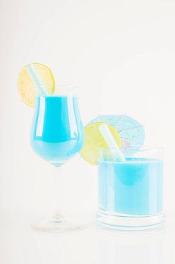 Renkli kokteyl meyve, renkli şemsiye, buz c ile dekore edilmiş