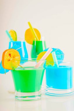 Renkli kokteyl meyve, renkli şemsiye, buz c ile dekore edilmiş