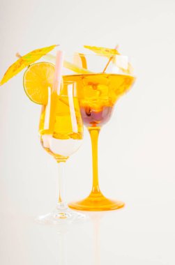 Renkli kokteyl meyve, renkli şemsiye, buz c ile dekore edilmiş