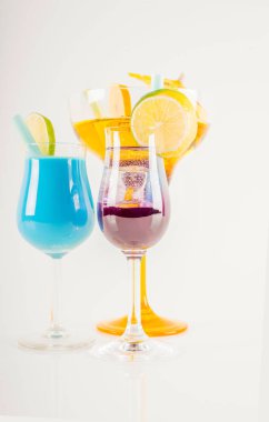 Renkli kokteyl meyve, renkli şemsiye, buz c ile dekore edilmiş