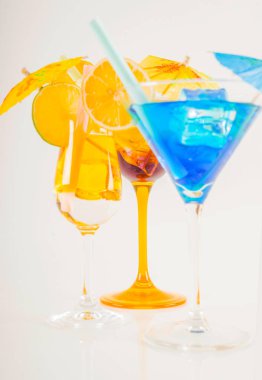 Renkli kokteyl meyve, renkli şemsiye, buz c ile dekore edilmiş