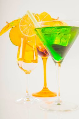 Renkli kokteyl meyve, renkli şemsiye, buz c ile dekore edilmiş