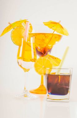 Renkli kokteyl meyve, renkli şemsiye, buz c ile dekore edilmiş