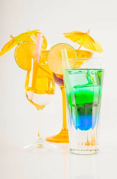 Барвистий коктейль, прикрашений фруктами, барвиста парасолька, лід c — стокове фото