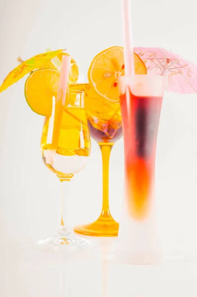 Colorful cocktail decorated with fruit, colorful umbrella, ice c — Stock Photo, Image