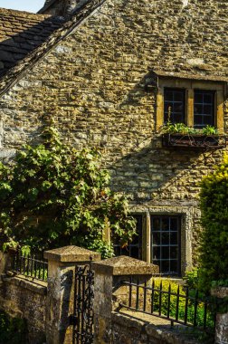 Bir tarihi binada, karakteristik taş f eski ahşap pencere