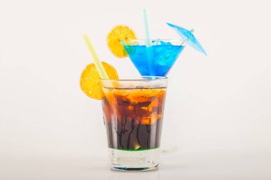 Renkli kokteyl meyve, renkli şemsiye, buz c ile dekore edilmiş