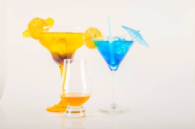 Renkli kokteyl meyve, renkli şemsiye, buz c ile dekore edilmiş