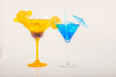 Renkli kokteyl meyve, renkli şemsiye, buz c ile dekore edilmiş