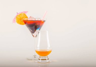 Renkli kokteyl meyve, renkli şemsiye, buz c ile dekore edilmiş