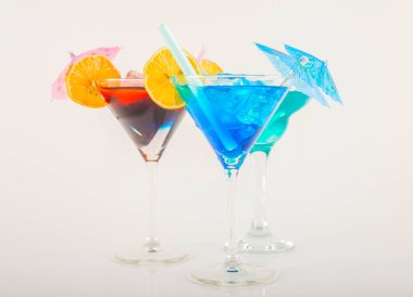 Renkli kokteyl meyve, renkli şemsiye, buz c ile dekore edilmiş