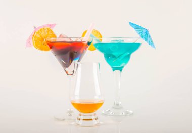 Renkli kokteyl meyve, renkli şemsiye, buz c ile dekore edilmiş