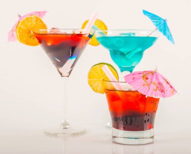 Renkli kokteyl meyve, renkli şemsiye, buz c ile dekore edilmiş