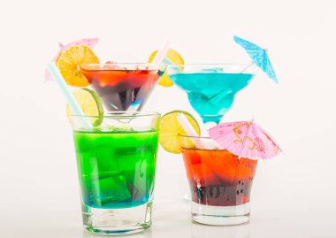 Renkli kokteyl meyve, renkli şemsiye, buz c ile dekore edilmiş