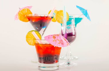 Renkli kokteyl meyve, renkli şemsiye, buz c ile dekore edilmiş