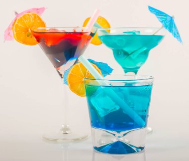 Renkli kokteyl meyve, renkli şemsiye, buz c ile dekore edilmiş