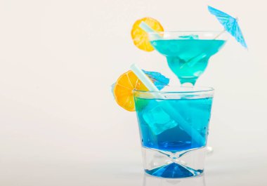 Renkli kokteyl meyve, renkli şemsiye, buz c ile dekore edilmiş