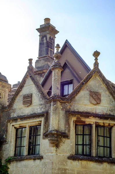 Tak till byggnader täckt med sar takpanna, vackra engelska — Stockfoto