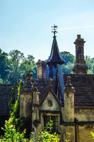 Roofs of buildings covered with sar roof tile, beautiful English — Stock Photo, Image