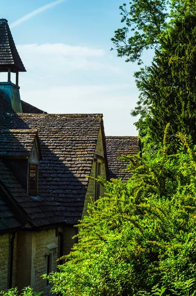 Techos de edificios cubiertos con azulejo de techo sar, hermoso Inglés — Foto de Stock