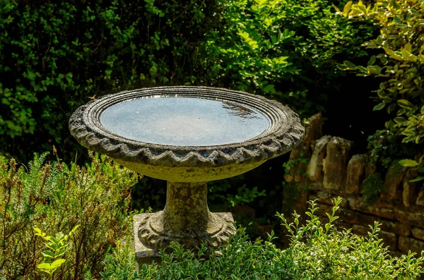 Belo parque em estilo antigo, decorações de pedra em pedestais , — Fotografia de Stock