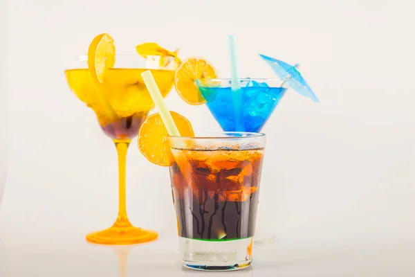 Cocktail colorato decorato con frutta, ombrellone colorato, ghiaccio c — Foto Stock