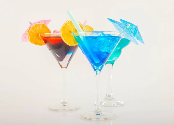 Cocktail colorato decorato con frutta, ombrellone colorato, ghiaccio c — Foto Stock