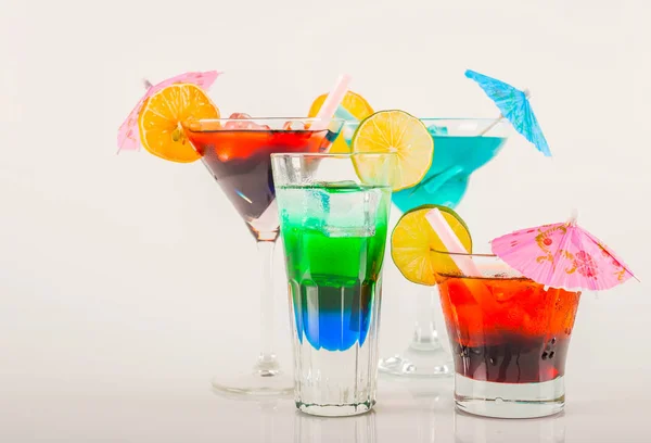 Cocktail colorato decorato con frutta, ombrellone colorato, ghiaccio c — Foto Stock
