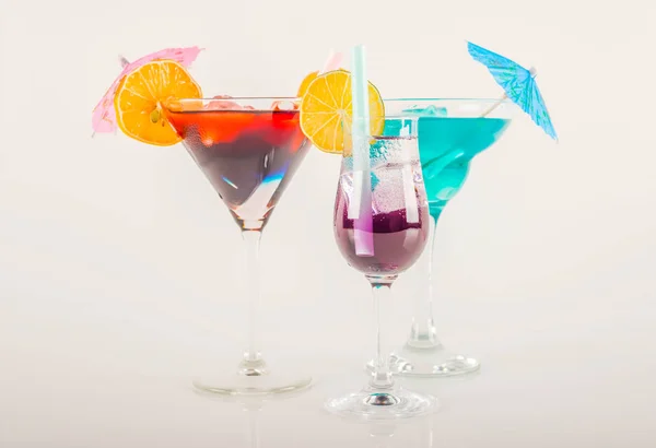 Färggrann cocktail dekorerad med frukt, färgglada paraply, is c — Stockfoto