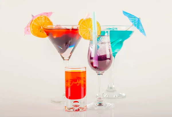 Colorful cocktail decorated with fruit, colorful umbrella, ice c — Stock Photo, Image