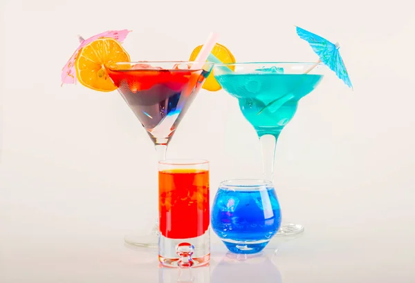 Cocktail colorato decorato con frutta, ombrellone colorato, ghiaccio c — Foto Stock