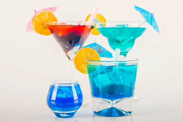 Cocktail colorato decorato con frutta, ombrellone colorato, ghiaccio c — Foto Stock