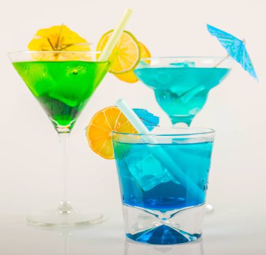 Renkli kokteyl meyve, renkli şemsiye, buz c ile dekore edilmiş