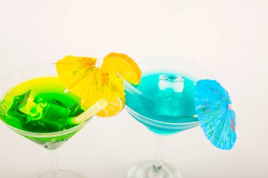 Renkli kokteyl meyve, renkli şemsiye, buz c ile dekore edilmiş