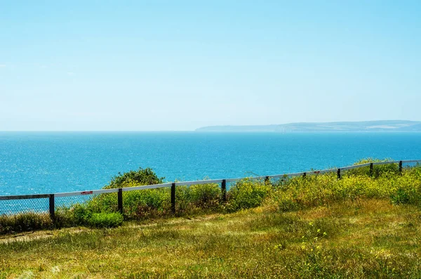 Okyanus Manzaralı tepeler yeşil bitki örtüsü geçmişi olan ve güzel 