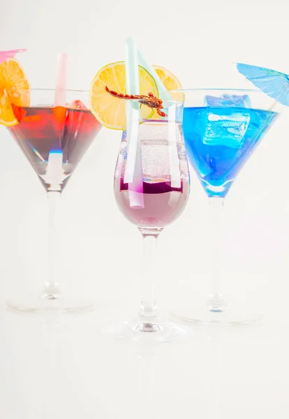 Барвистий коктейль, прикрашений скорпіоном, барвиста парасолька, айва — стокове фото