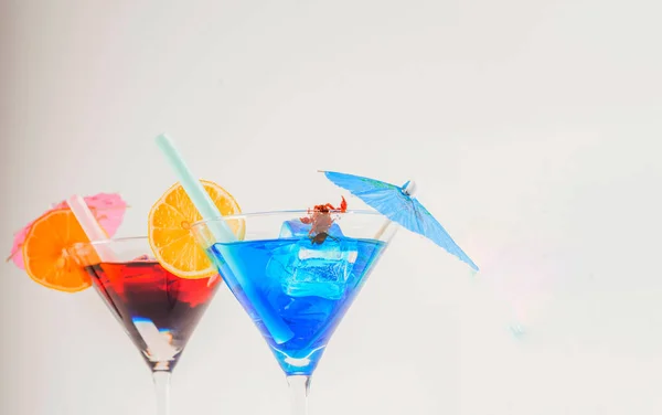 Koktajl kolorowy ozdobione scorpion, kolorowy parasol, ic — Zdjęcie stockowe