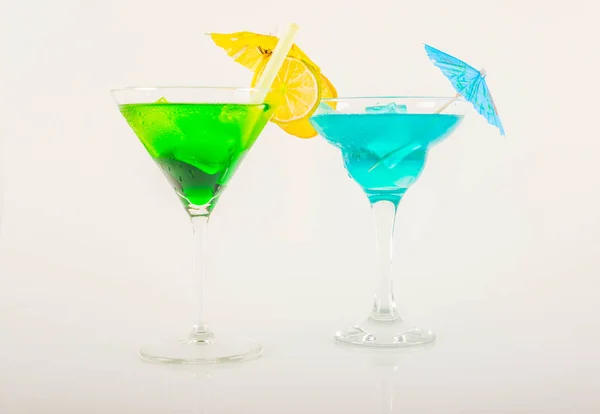 Colorful cocktail decorated with fruit, colorful umbrella, ice c — Stock Photo, Image