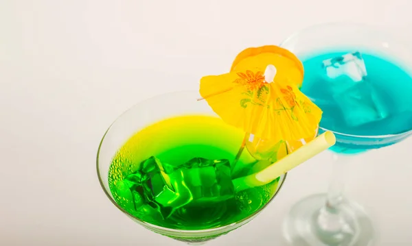 Cocktail colorato decorato con frutta, ombrellone colorato, ghiaccio c — Foto Stock