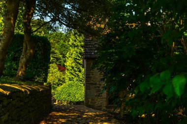 Antika stili, kaideleri üzerinde taş süslemeler güzel park,