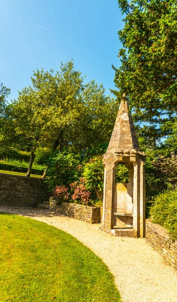 Antika stili, kaideleri üzerinde taş süslemeler güzel park,