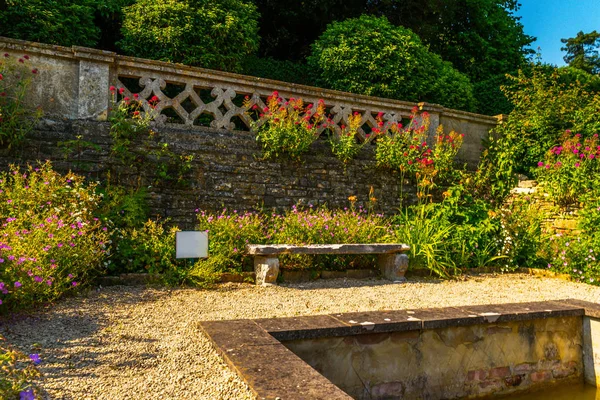 Antika stili, kaideleri üzerinde taş süslemeler güzel park,