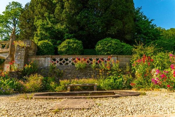 Antika stili, kaideleri üzerinde taş süslemeler güzel park,