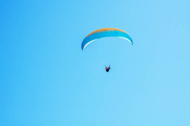 Gökyüzünde uçan Yamaçparaşütü, serbest zaman aktif, muhteşem geçirdi