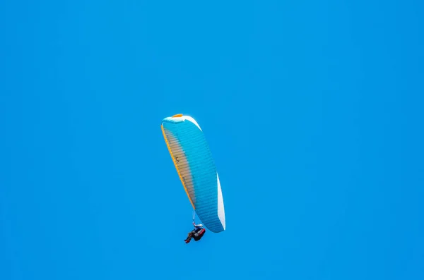 Gökyüzünde uçan Yamaçparaşütü, serbest zaman aktif, muhteşem geçirdi — Stok fotoğraf