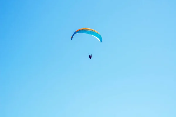 滑翔伞飞行在天空中，自由时间积极戏文 — 图库照片