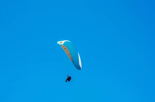 Padákové létání na obloze, volný čas strávený aktivně, nádherný bare — Stock fotografie