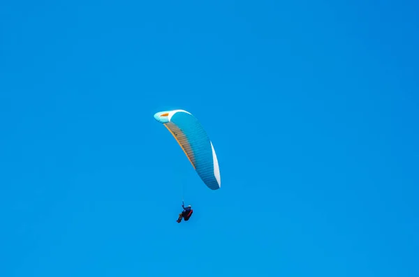 空を飛ぶパラグライダー、自由な時間を費やして、積極的にネット — ストック写真