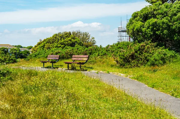 Leere Bank im Park im Badeort, Ruheplatz, gr — Stockfoto