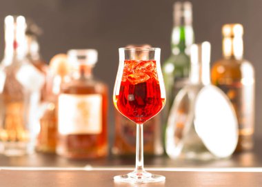 Özgün şekiller şişelerde arka plan üzerinde renkli içki, 